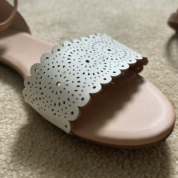 Old Navy White and Tan Lace Summer Open-Toe Flats - Picture 5 of 6